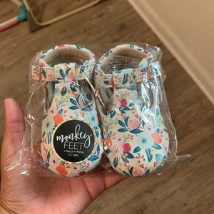 BNIB Monkey feet floral tstraps